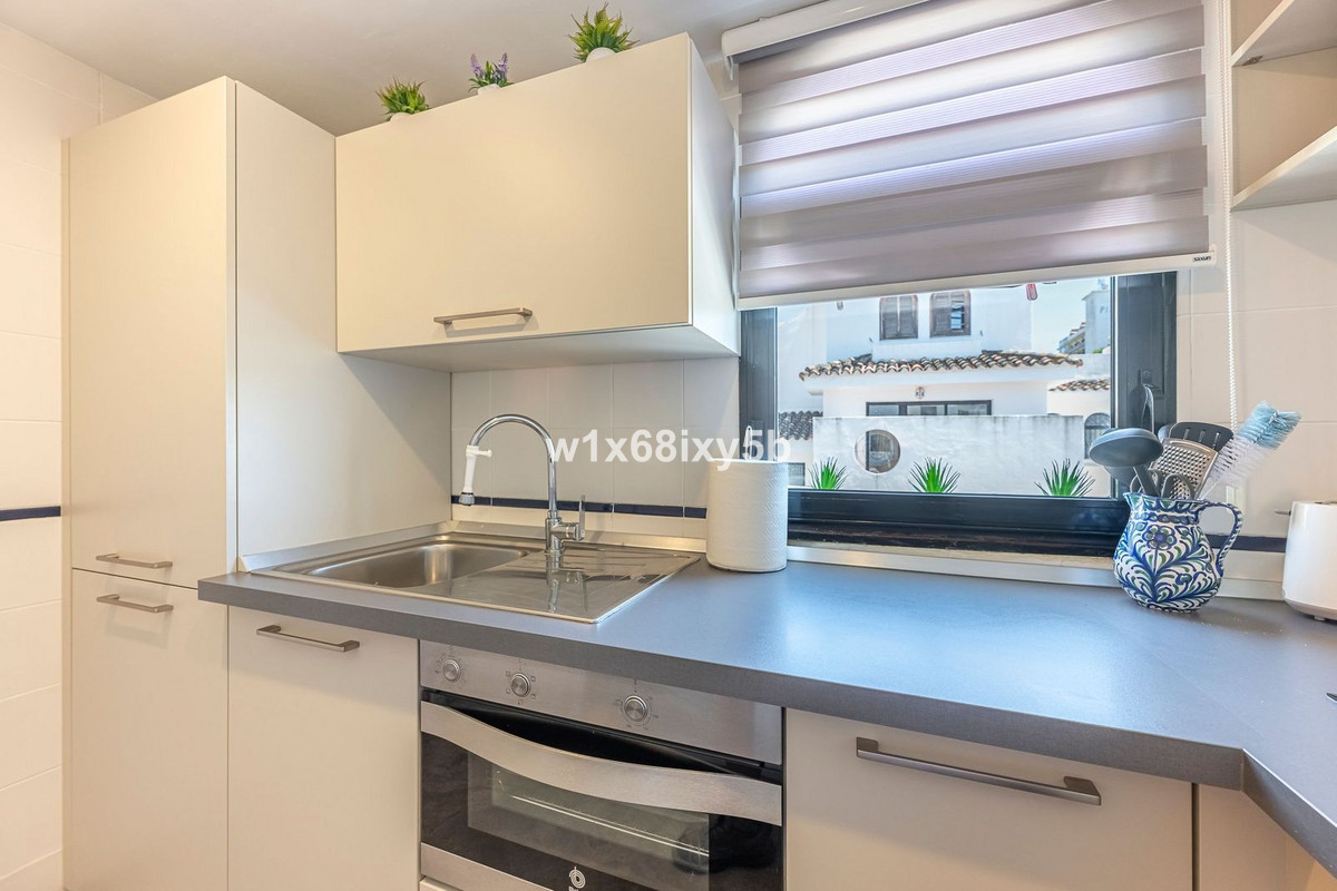2 Bedroom Townhouse in Estepona - Photo 8