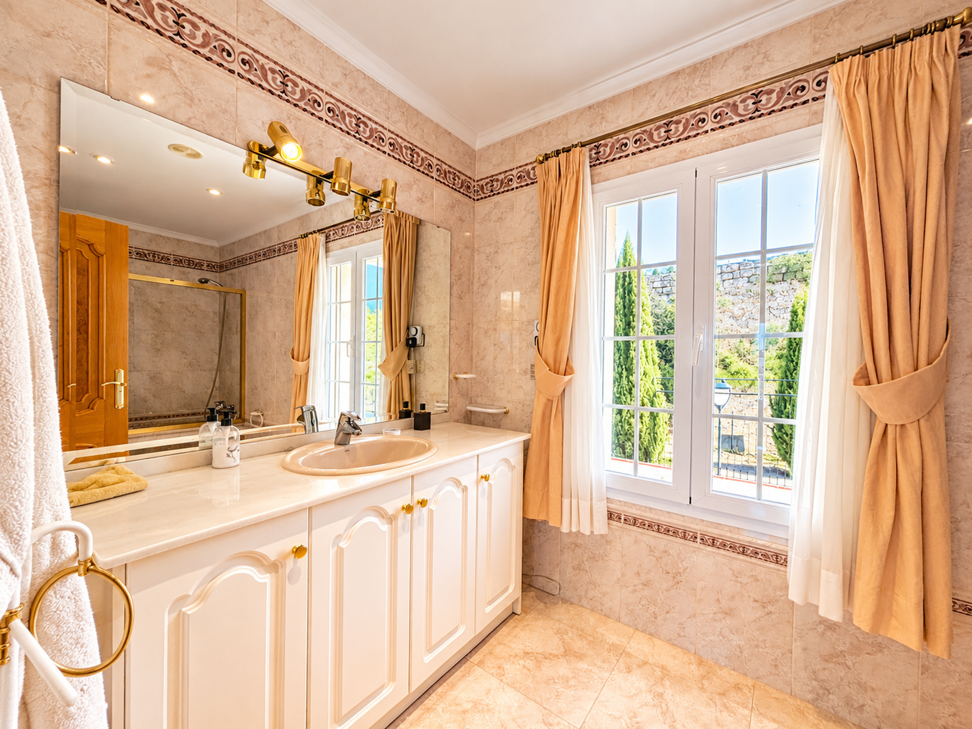 10 Bedroom Villa in Mijas - Photo 8