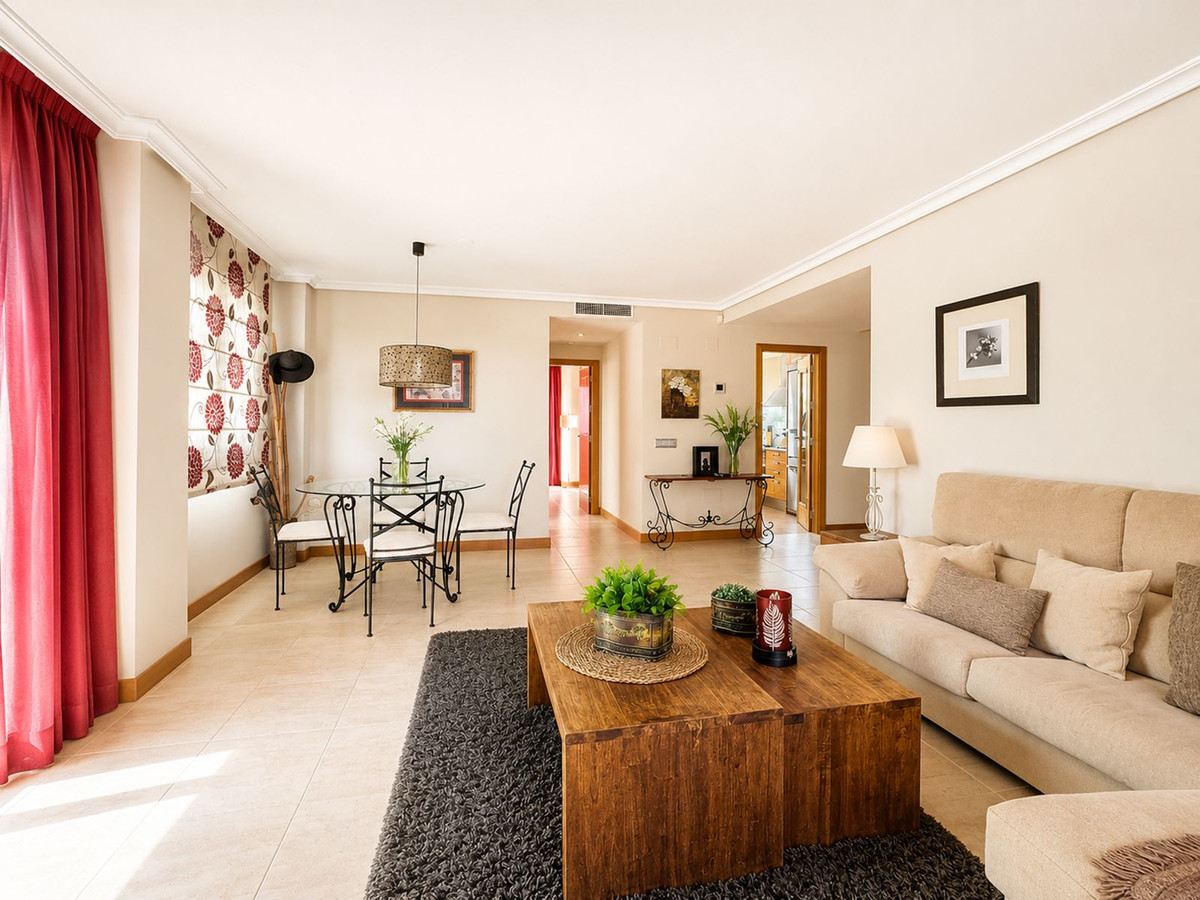 2 Bedroom Apartment in Estepona - Photo 3
