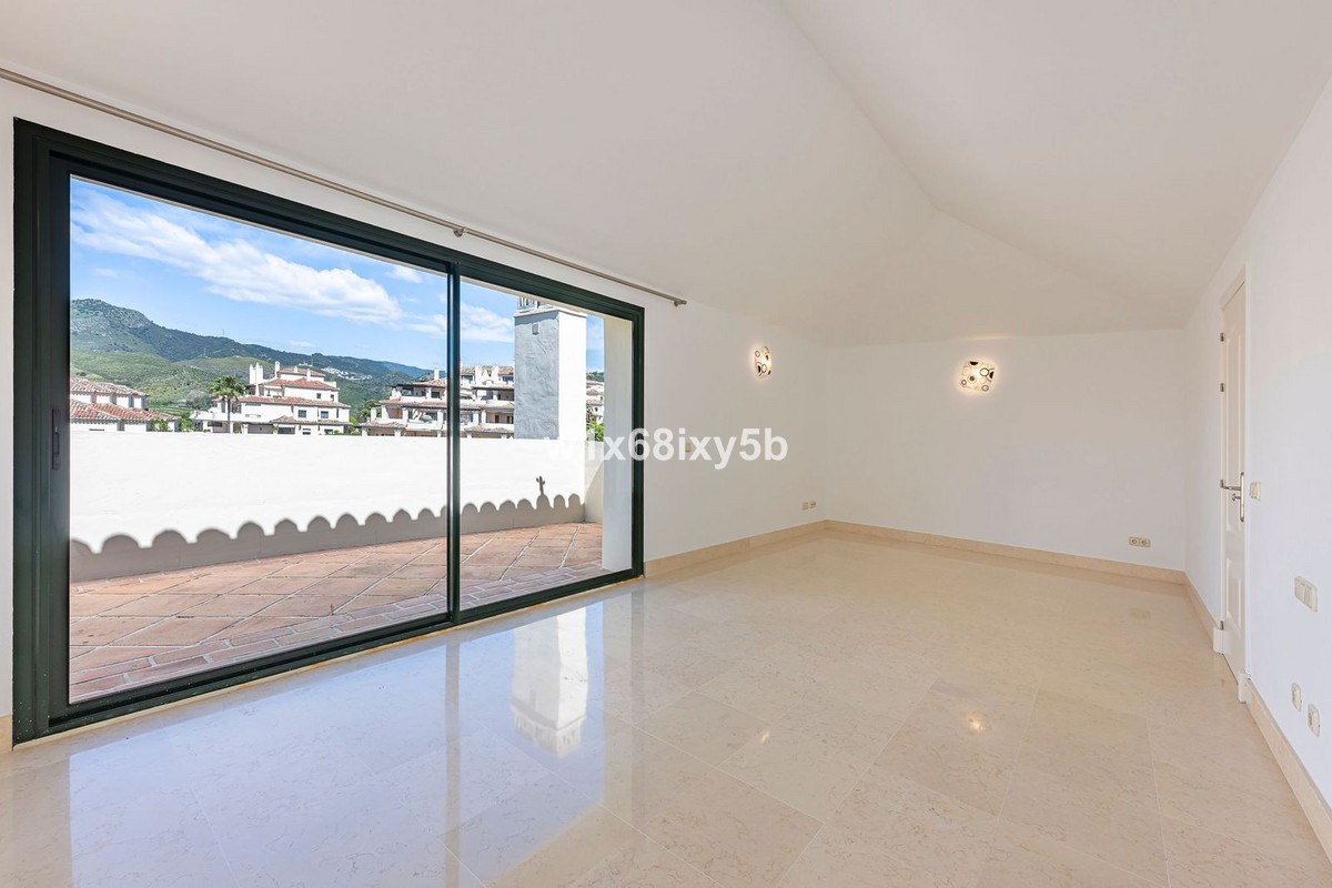 3 Bedroom Penthouse in Benahavís - Photo 4