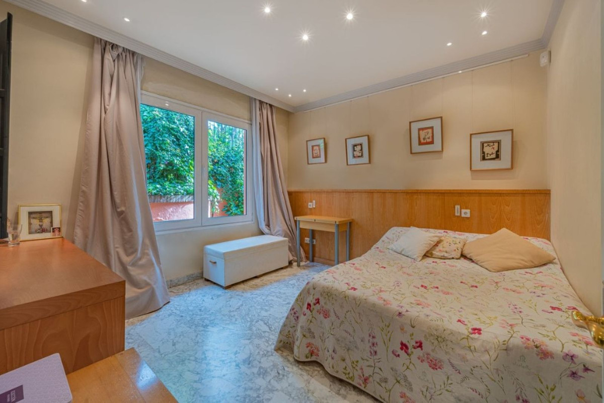 5 Bedroom Villa in Marbella - Photo 20