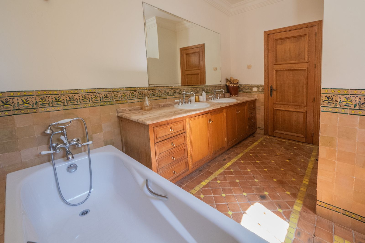 10 Bedroom Villa in Estepona - Photo 40