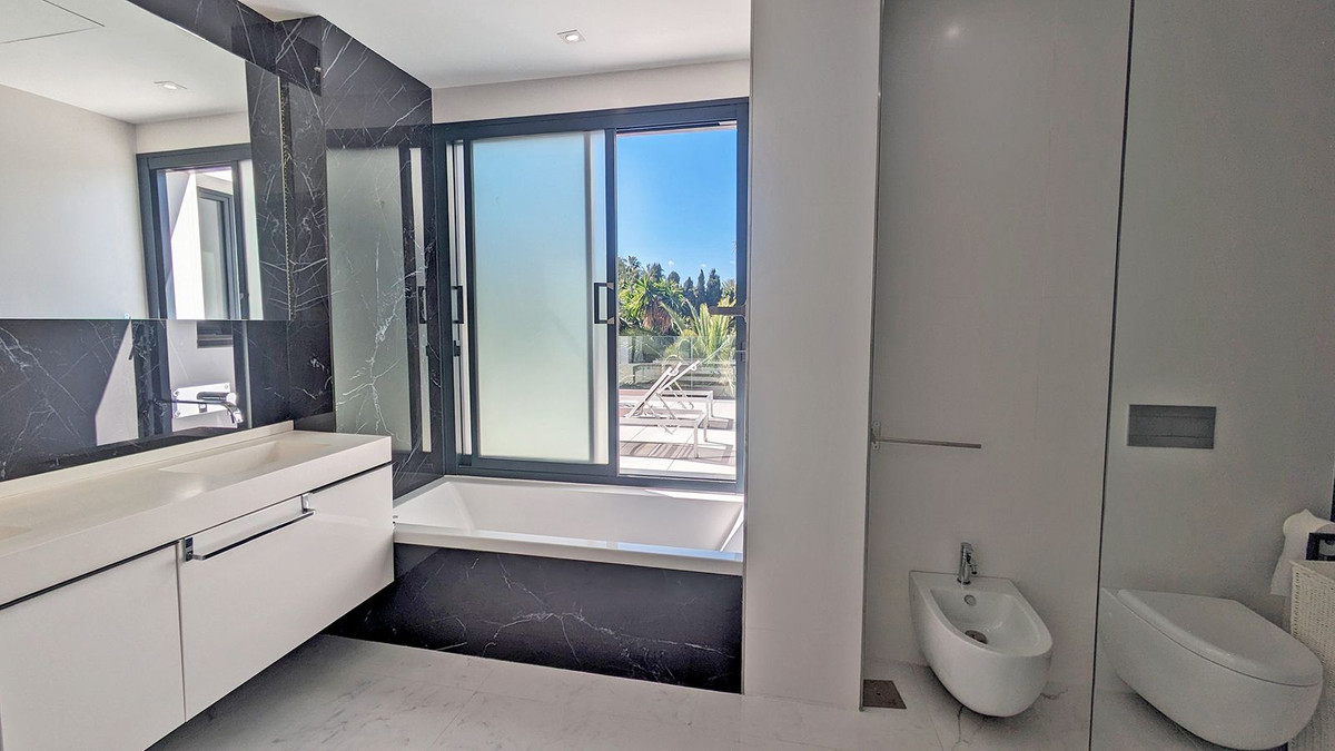 5 Bedroom Villa in Marbella - Photo 23