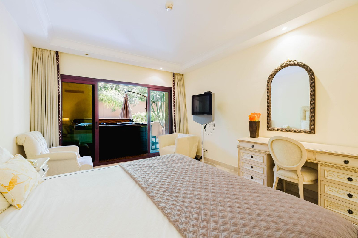 2 Bedroom Apartment in Estepona - Photo 4