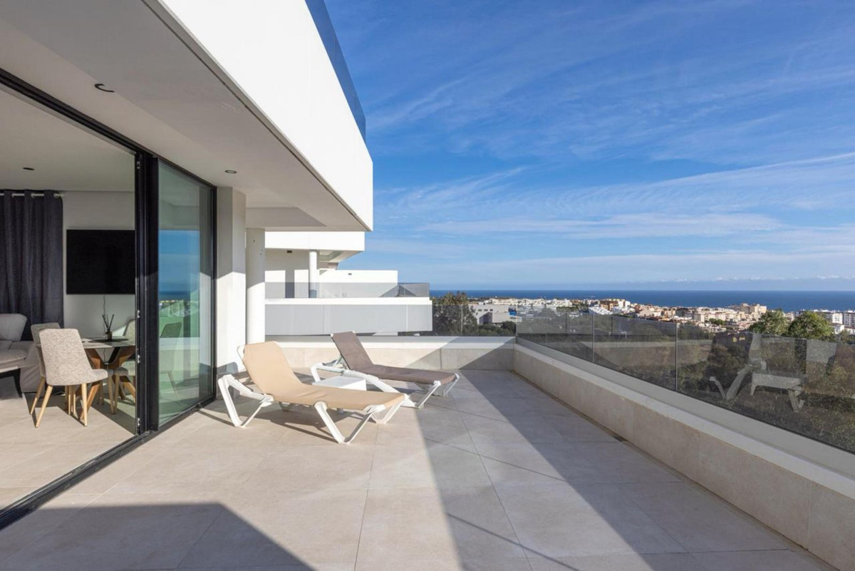 3 Bedroom Penthouse in Estepona - Photo 3