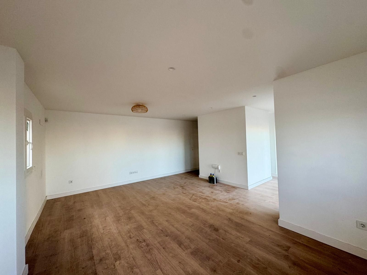 3 Bedroom Apartment in Torremolinos - Photo 13