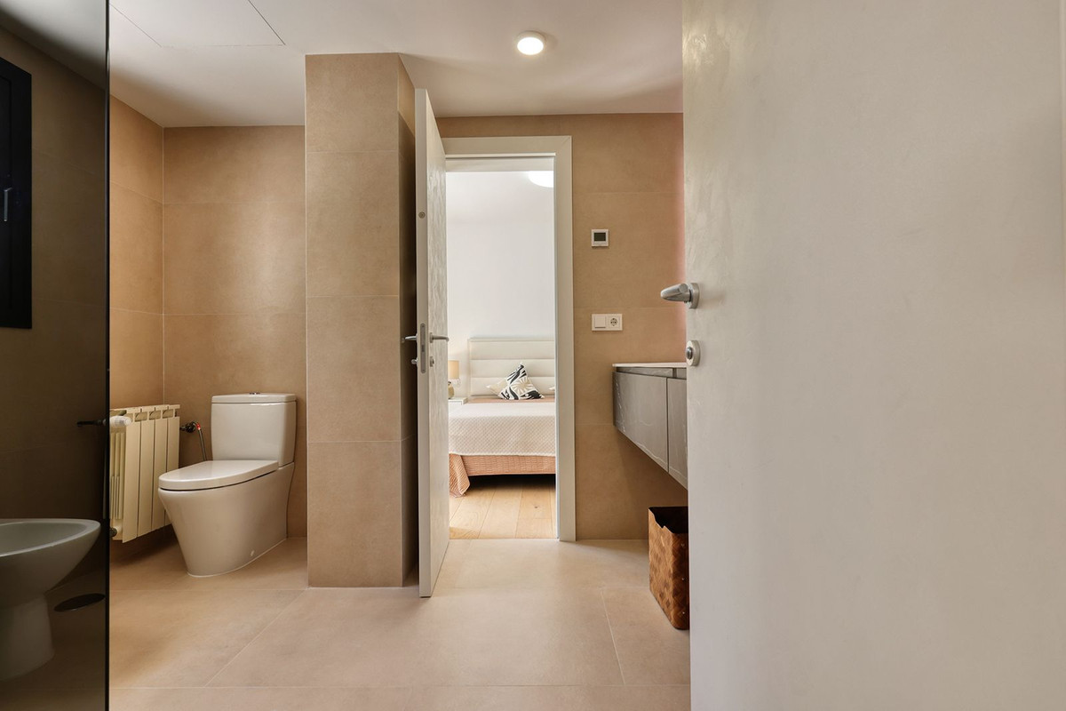 4 Bedroom Villa in Marbella - Photo 41