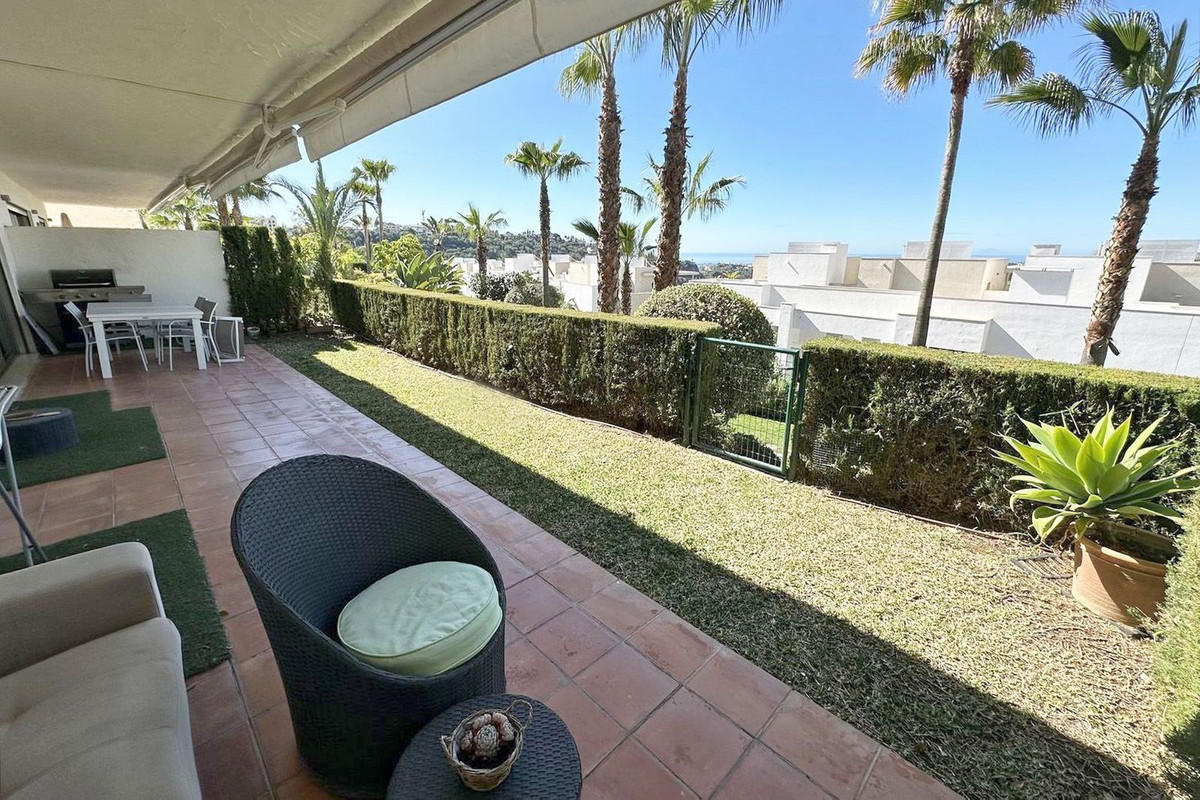 2 Bedroom Apartment in Benahavís - Photo 2