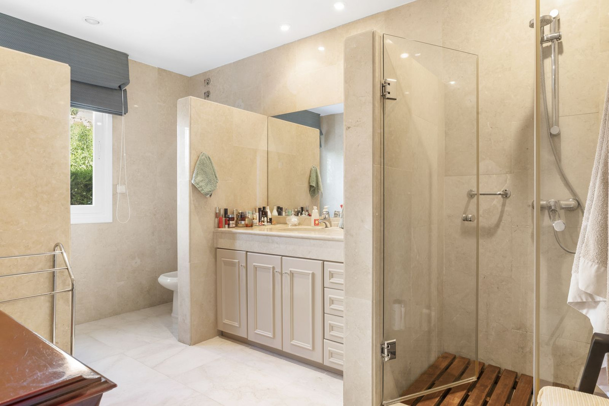6 Bedroom Villa in Estepona - Photo 35