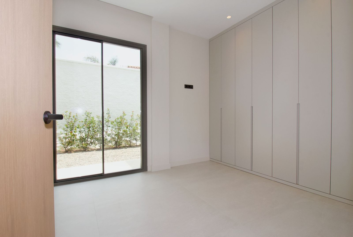 4 Bedroom Villa in Estepona - Photo 14