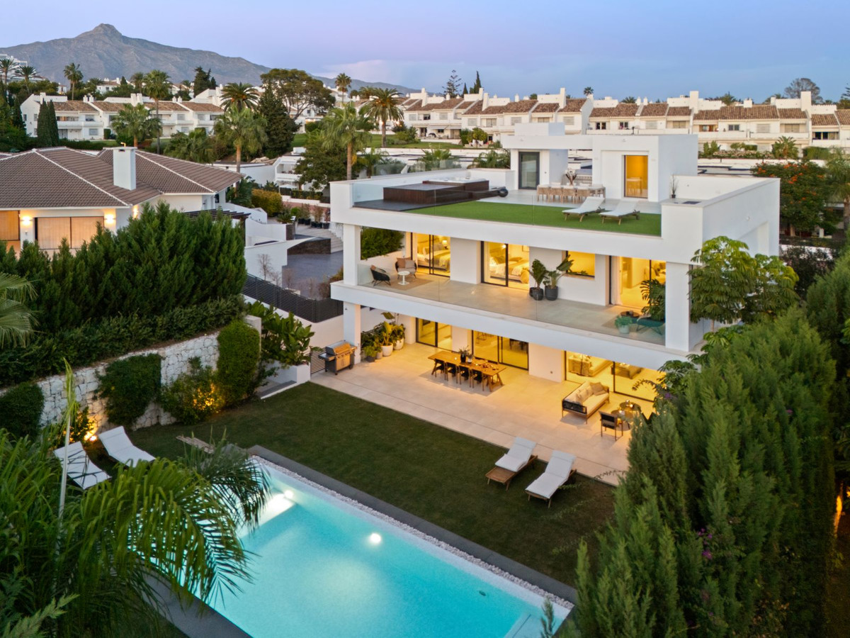 Villa in Nueva Andalucia