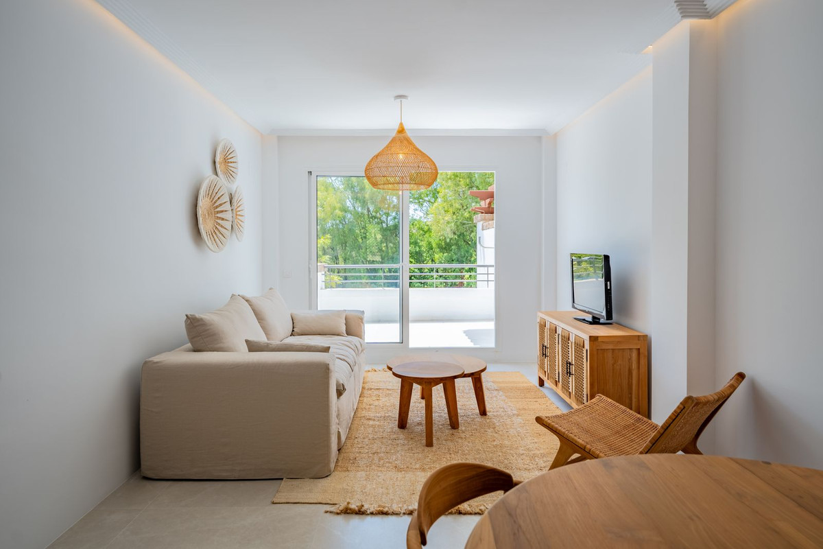 2 Bedroom Penthouse in Benahavís - Photo 2