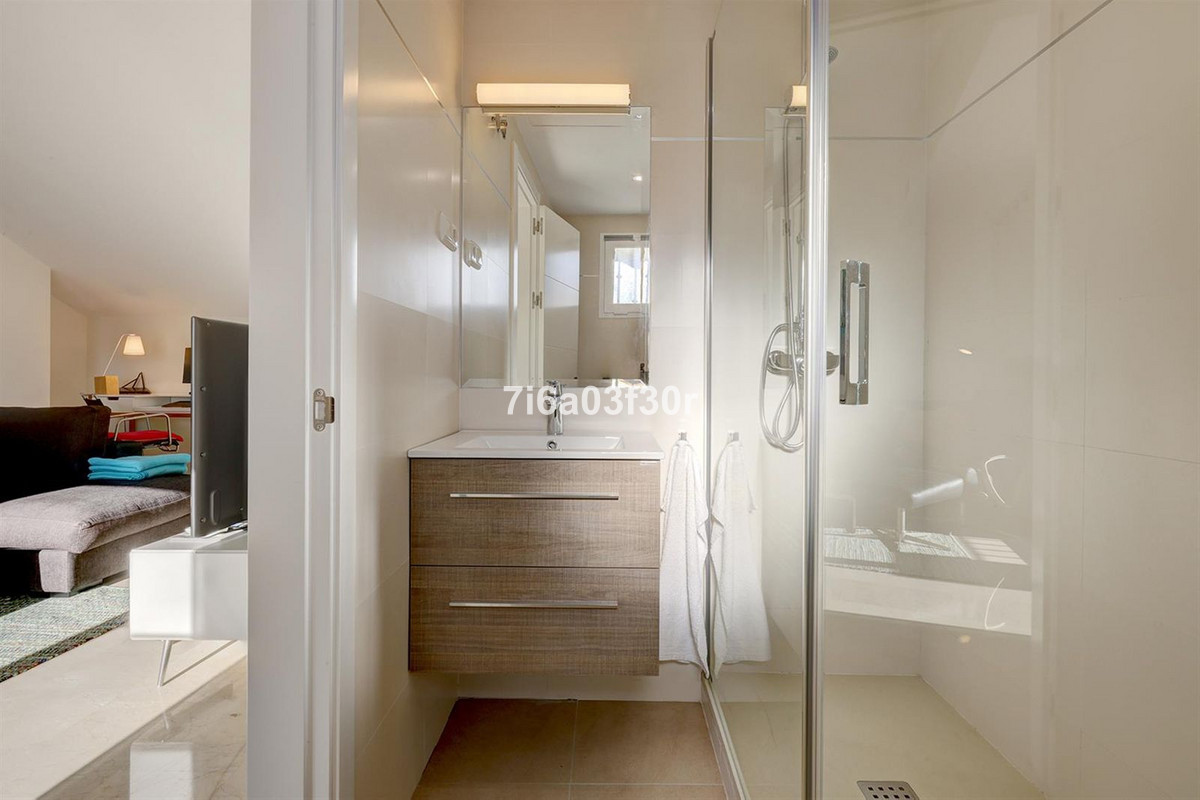 5 Bedroom Townhouse in San Pedro de Alcántara - Photo 20