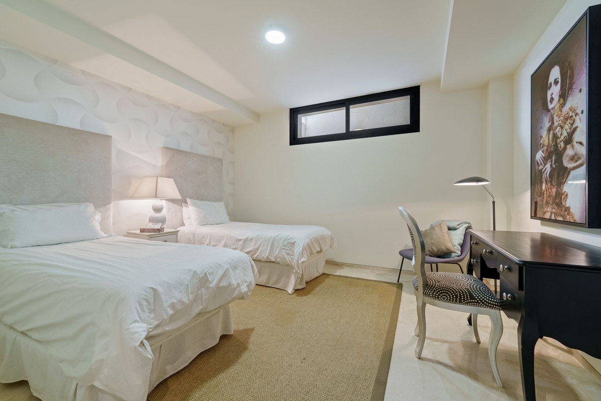 6 Bedroom Villa in Marbella - Photo 22
