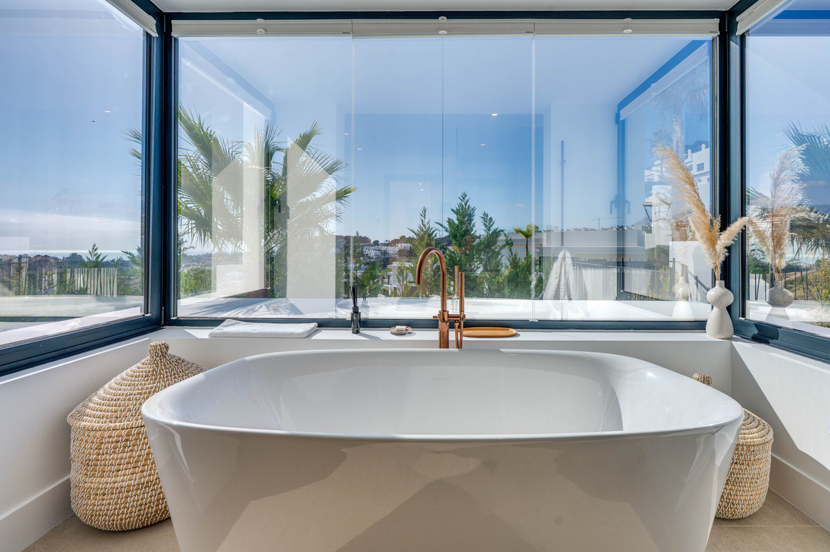 6 Bedroom Villa in Estepona - Photo 19