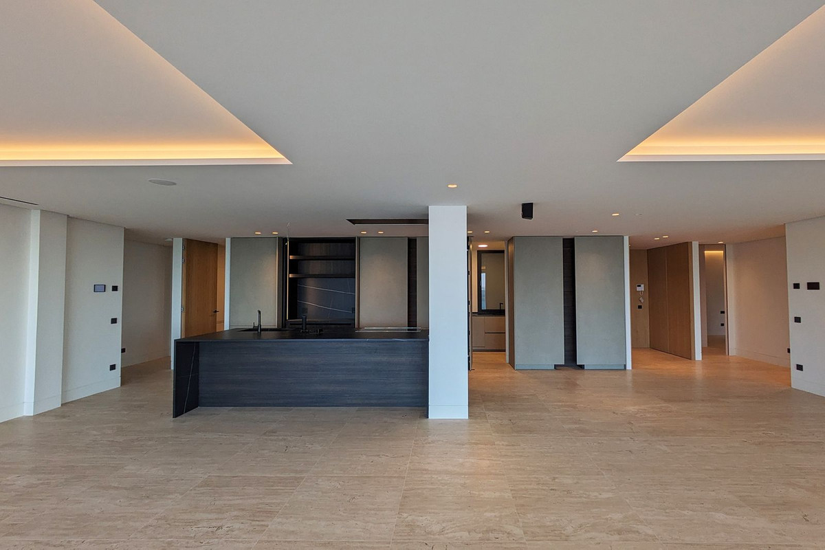 4 Bedroom Apartment in Estepona - Photo 9