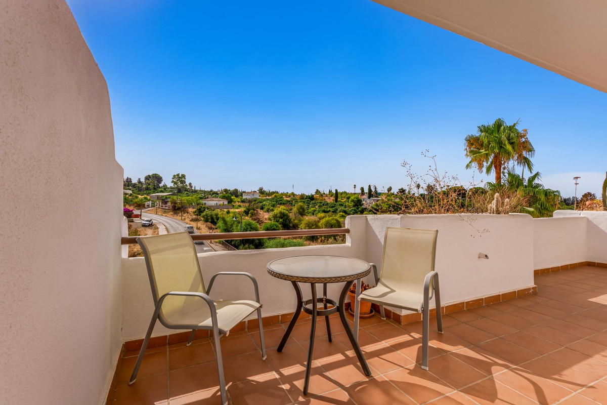 3 Bedroom Penthouse in Estepona - Photo 5