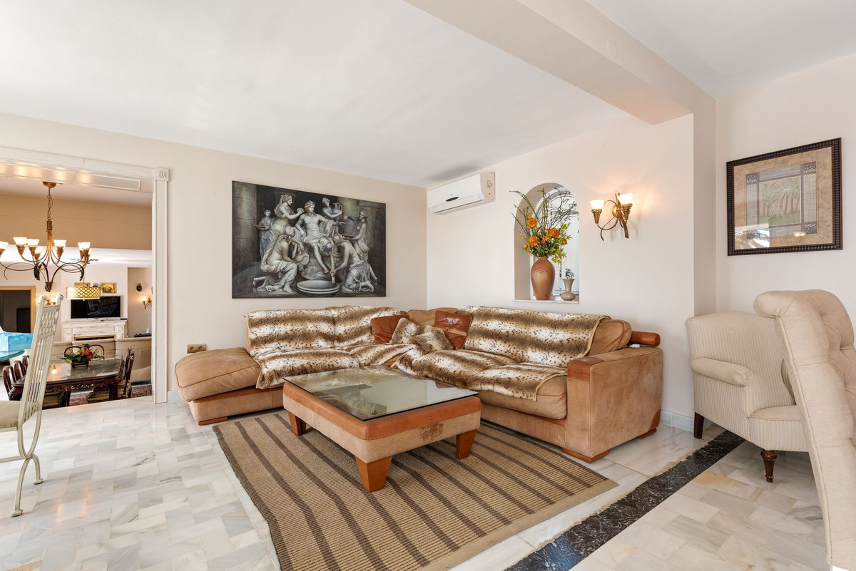 4 Bedroom Villa in Estepona - Photo 8