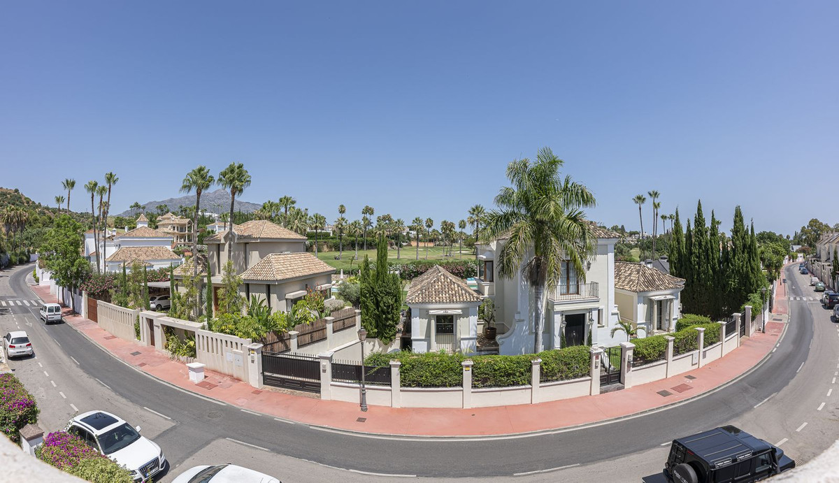 4 Bedroom Townhouse in Marbella - Photo 3