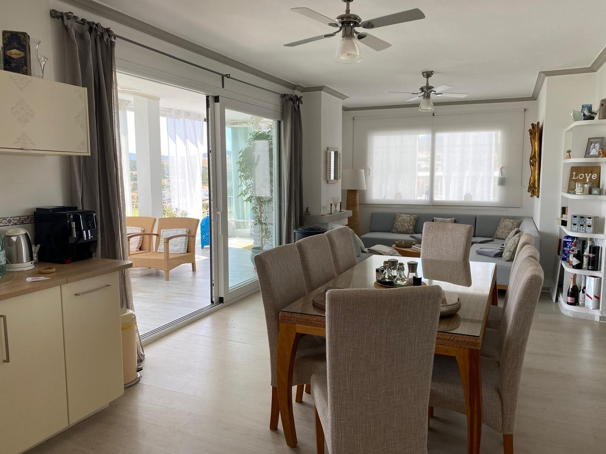 2 Bedroom Penthouse in Estepona - Photo 5
