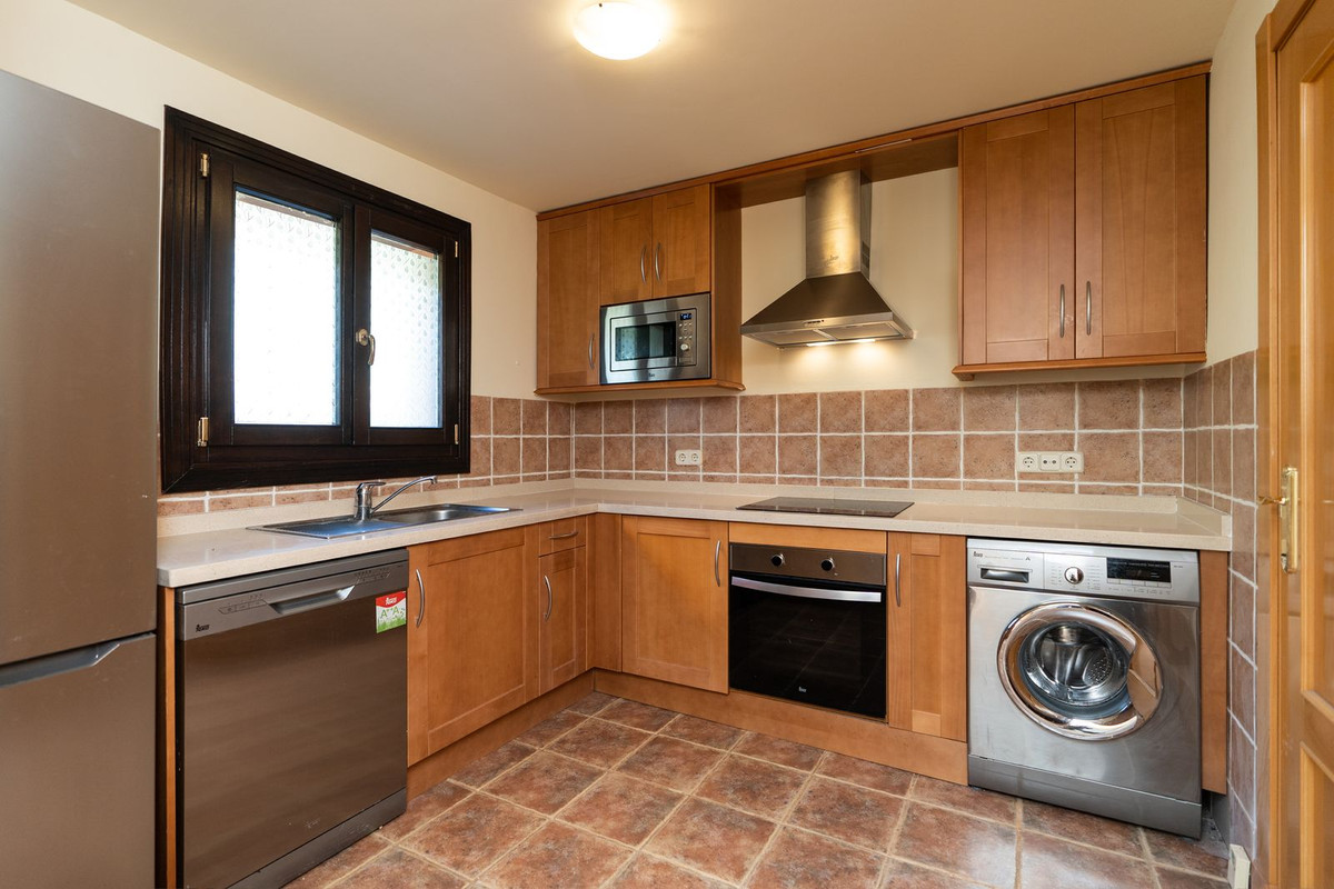 4 Bedroom Townhouse in Estepona - Photo 5