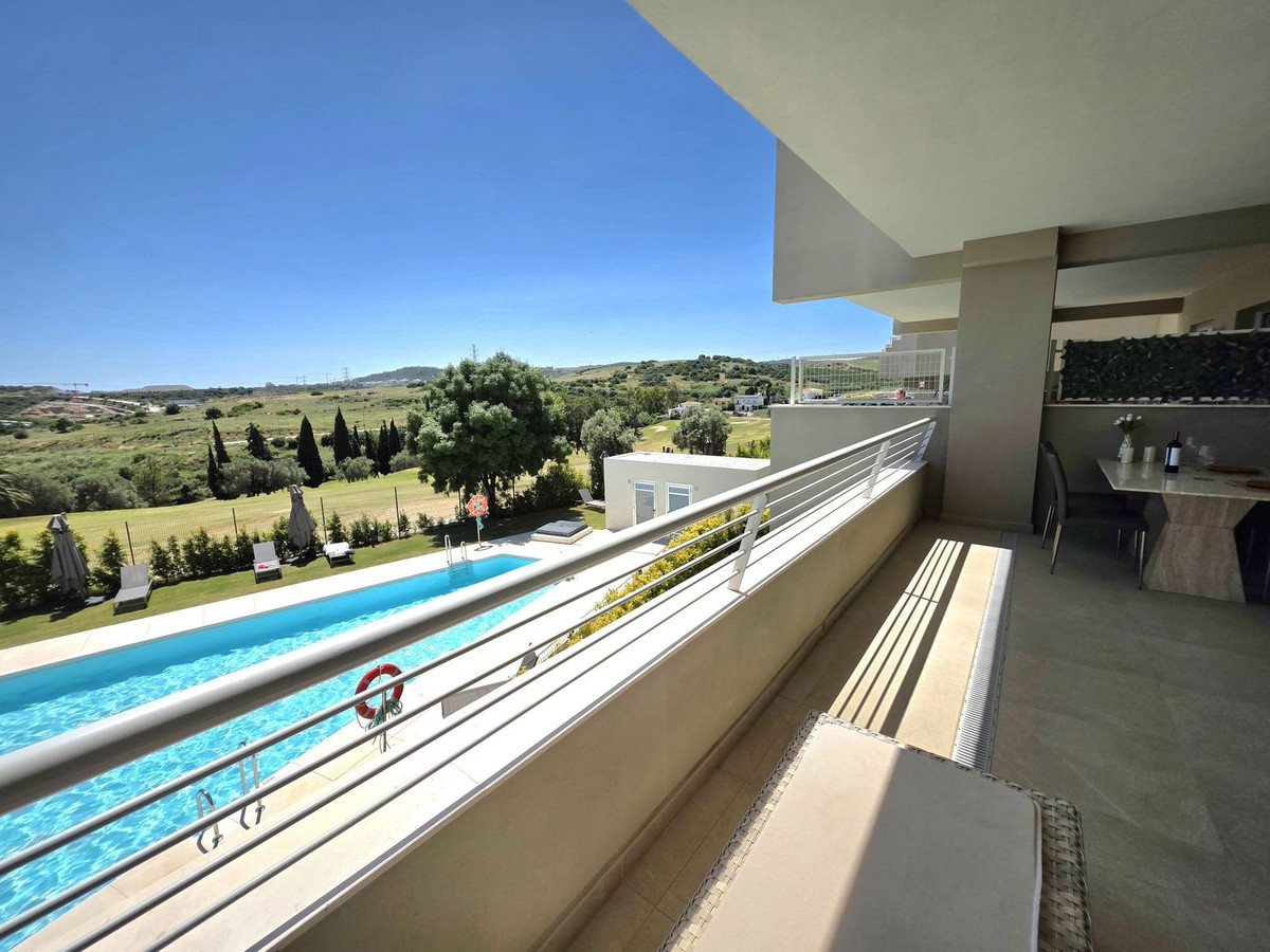 2 Bedroom Apartment in Estepona - Photo 4