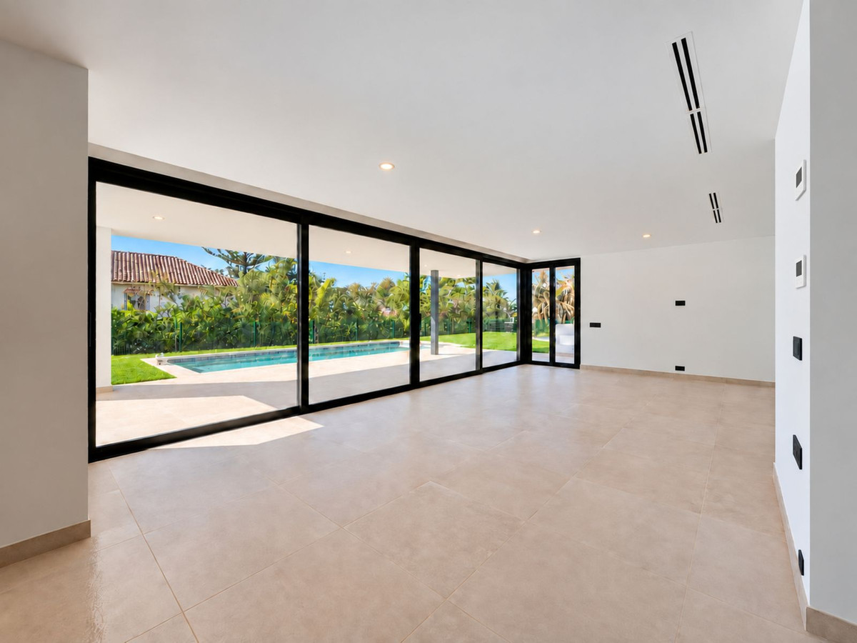 5 Bedroom Villa in Marbella - Photo 7