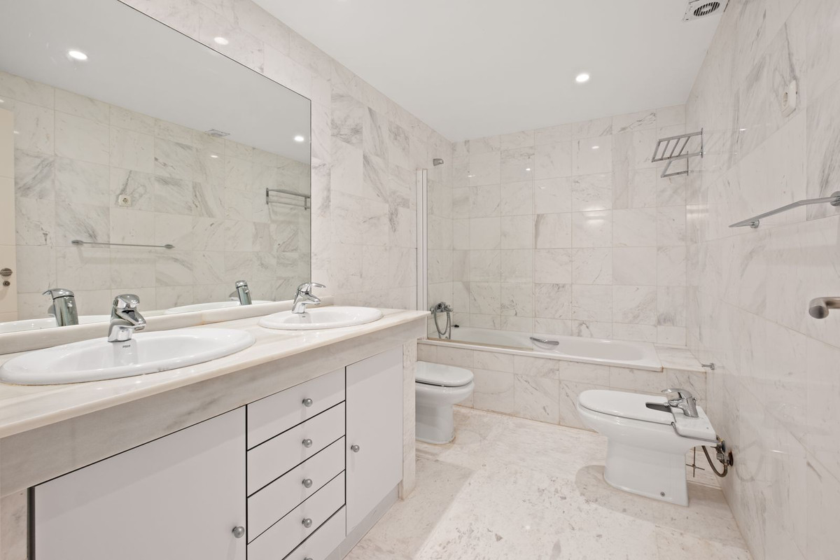 2 Bedroom Apartment in Marbella - Photo 21