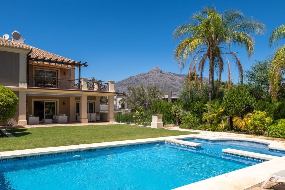 6 Bedroom Villa in Marbella - Photo 5