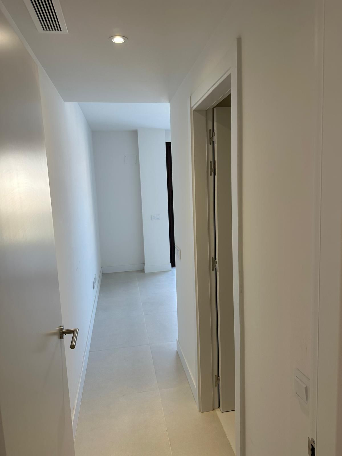 2 Bedroom Apartment in Benalmádena - Photo 10