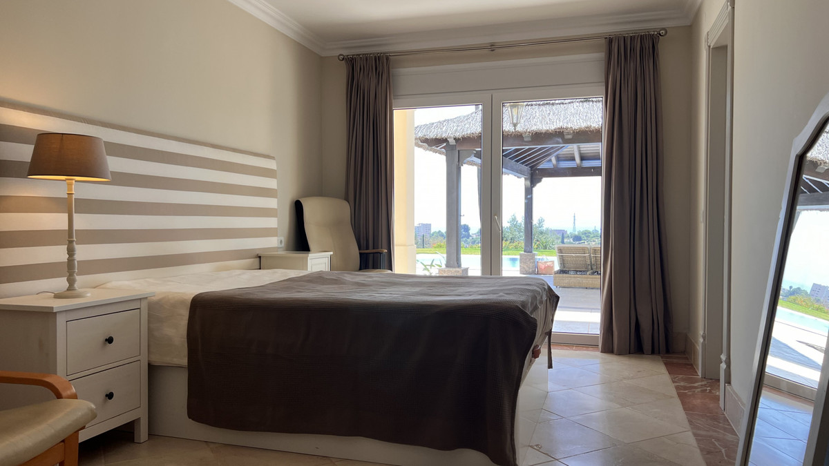 4 Bedroom Villa in Estepona - Photo 21