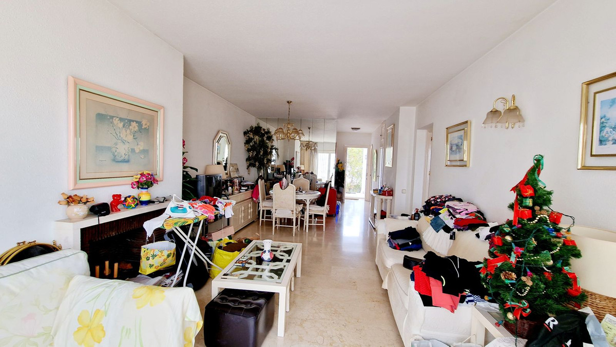 2 Bedroom Apartment in Estepona - Photo 4
