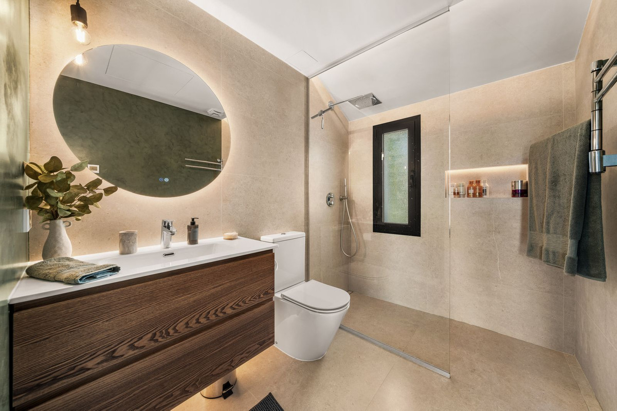 4 Bedroom Villa in Marbella - Photo 16