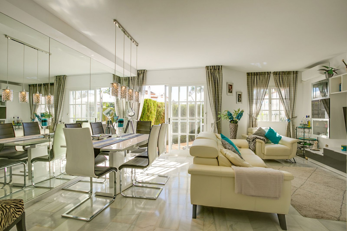 3 Bedroom Townhouse in Estepona - Photo 3