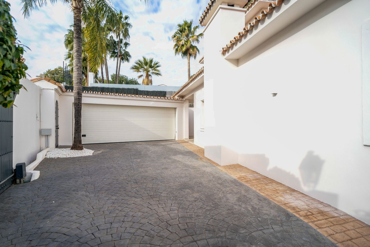 6 Bedroom Villa in Marbella - Photo 43