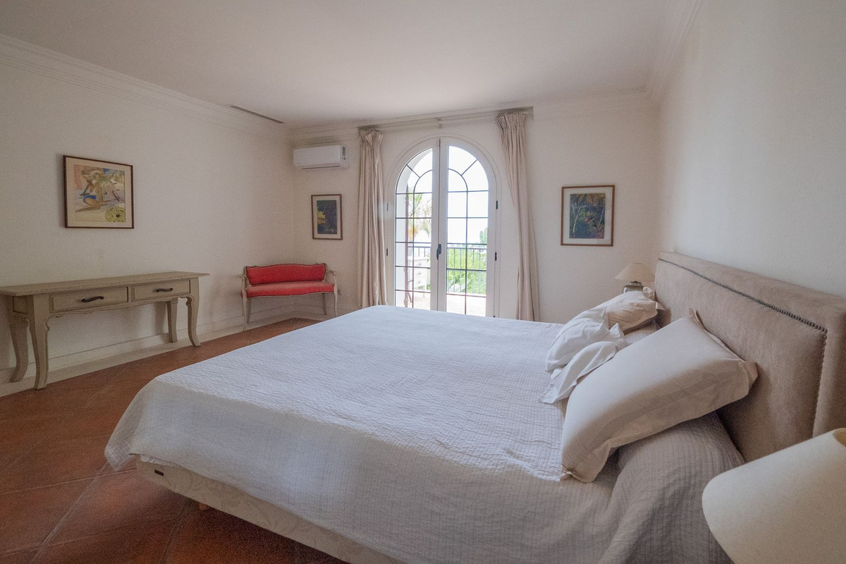 10 Bedroom Villa in Estepona - Photo 30