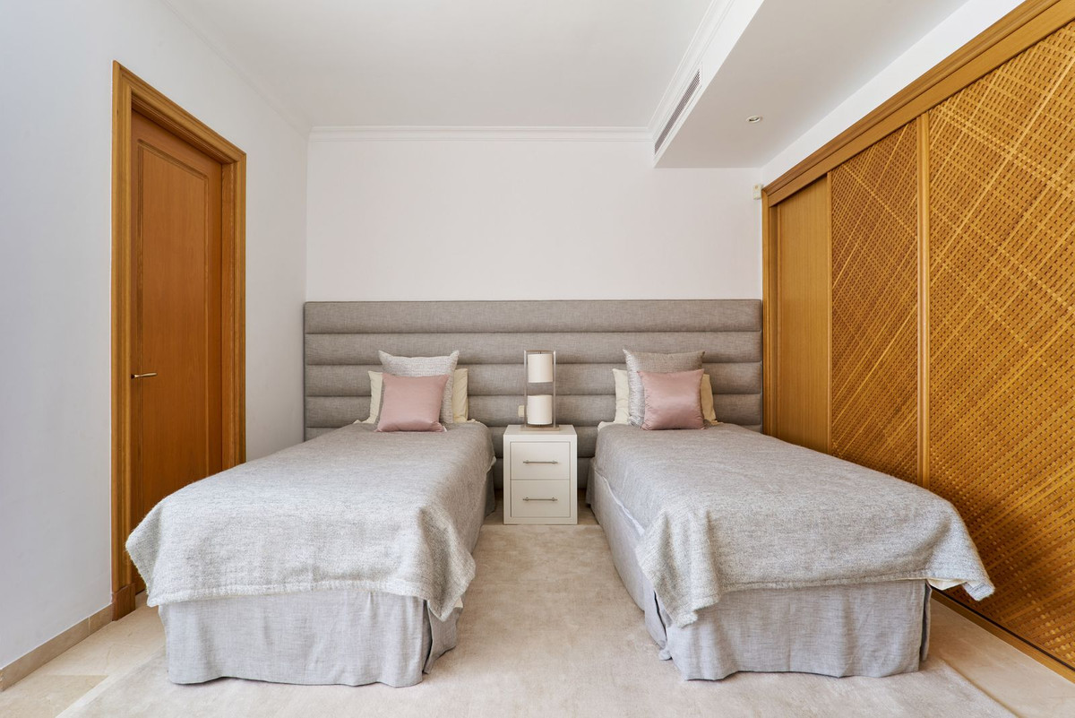 3 Bedroom Penthouse in Estepona - Photo 25