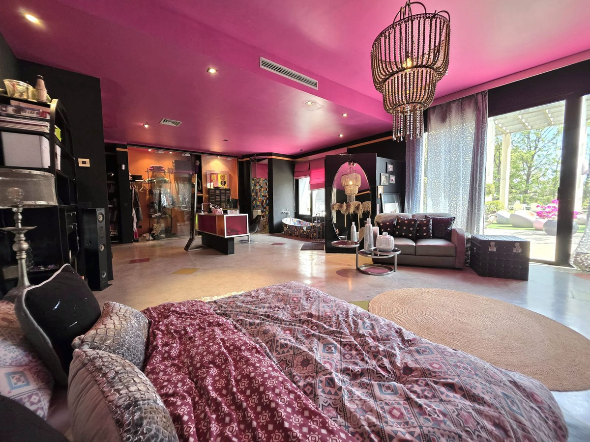 5 Bedroom Villa in Estepona - Photo 30