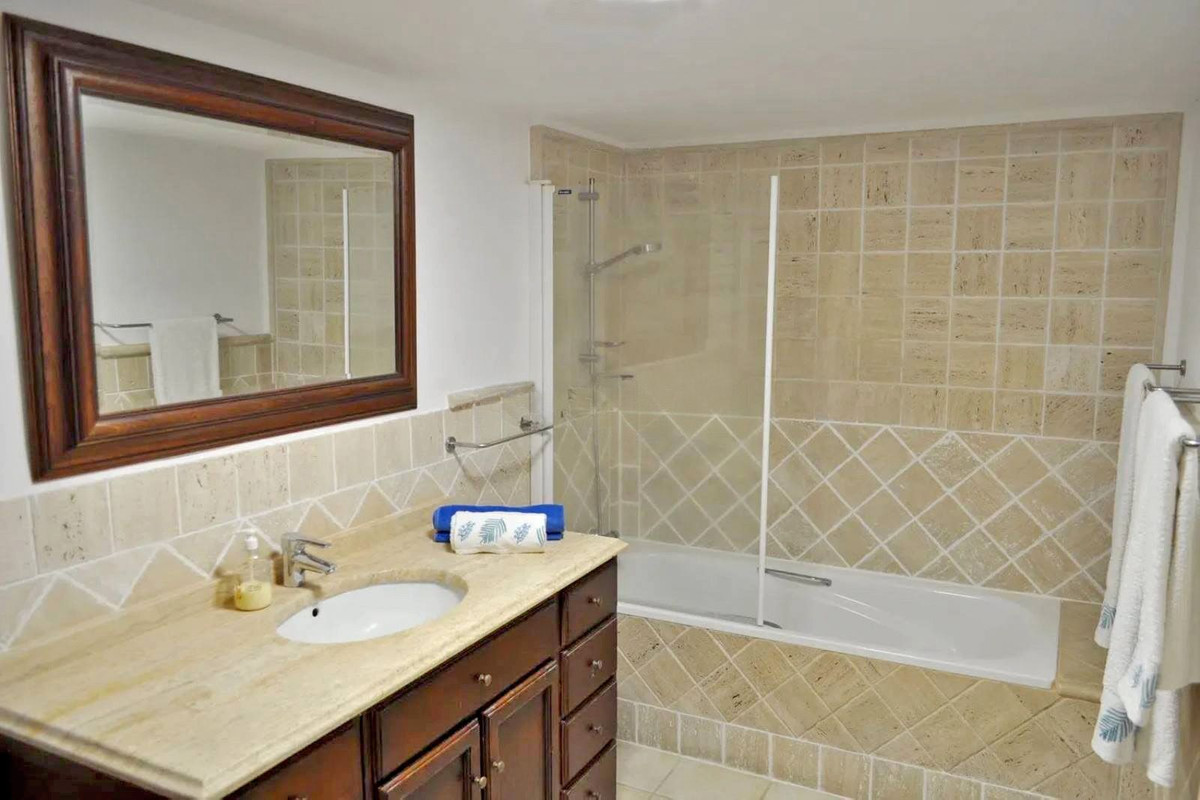6 Bedroom Villa in San Pedro de Alcántara - Photo 23