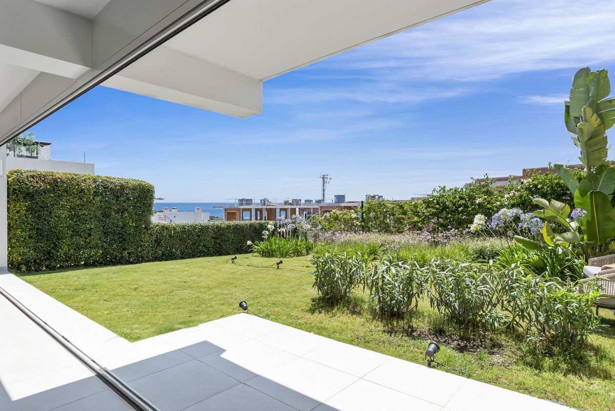 2 Bedroom Apartment in Estepona - Photo 7