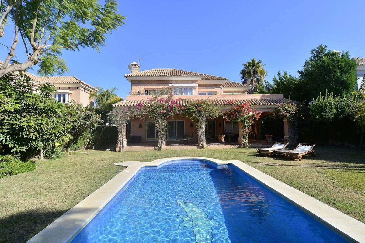 Villa in Nueva Andalucia