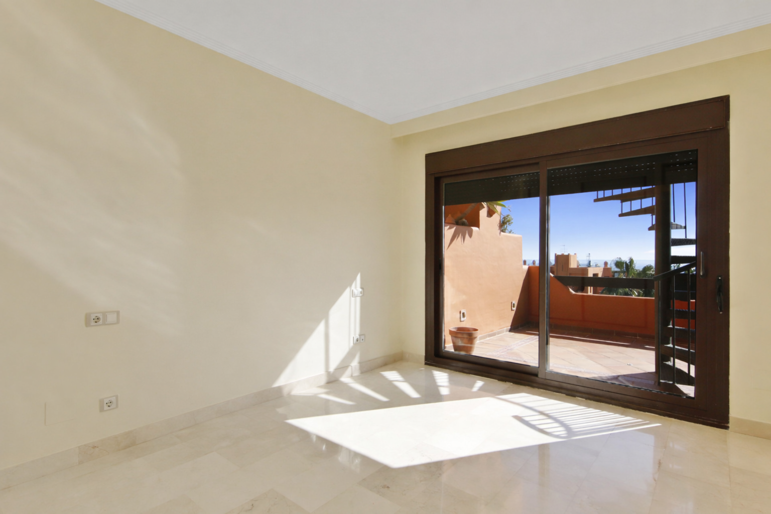 2 Bedroom Penthouse in Estepona - Photo 9