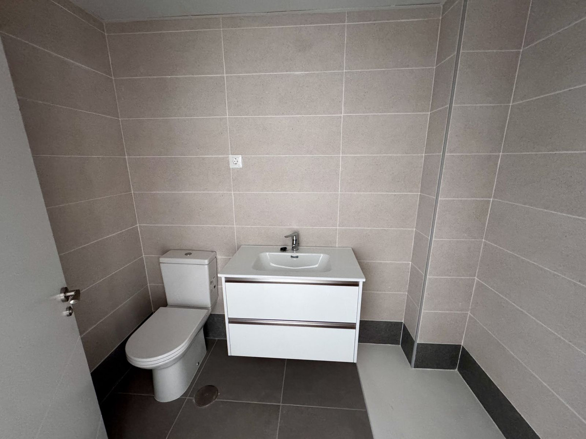 2 Bedroom Apartment in Benalmádena - Photo 31