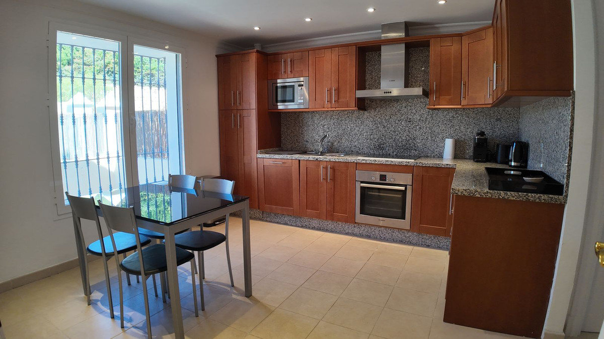 4 Bedroom Townhouse in Benahavís - Photo 8