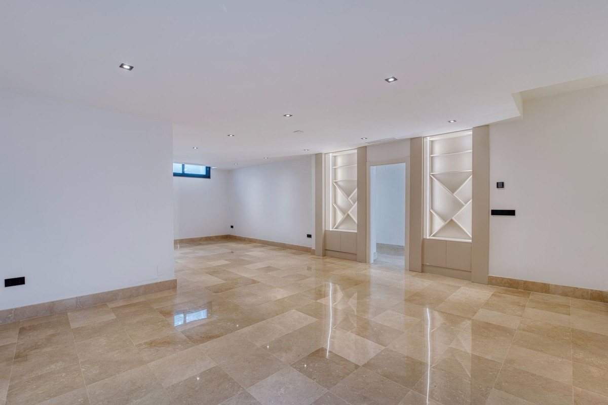 5 Bedroom Villa in Marbella - Photo 13