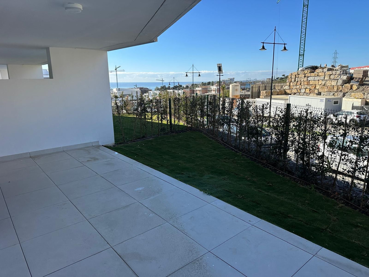 2 Bedroom Apartment in Benalmádena - Photo 3