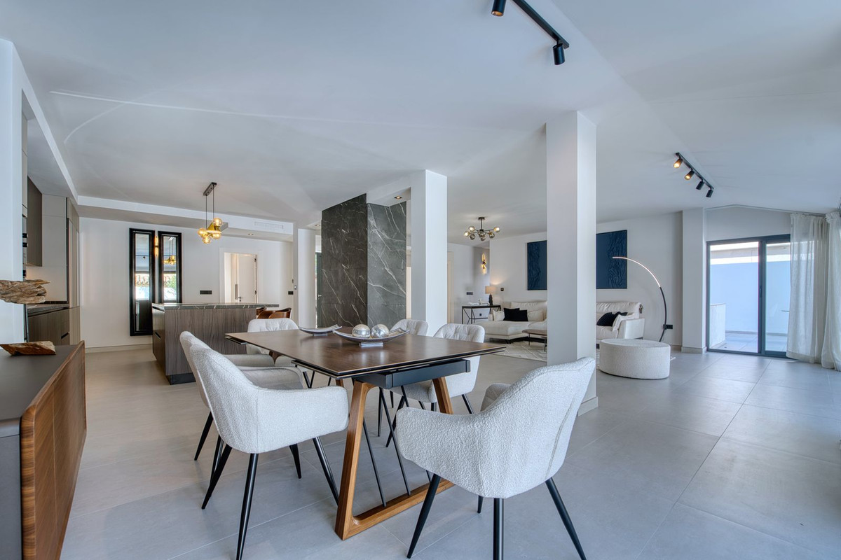 5 Bedroom Villa in Marbella - Photo 6