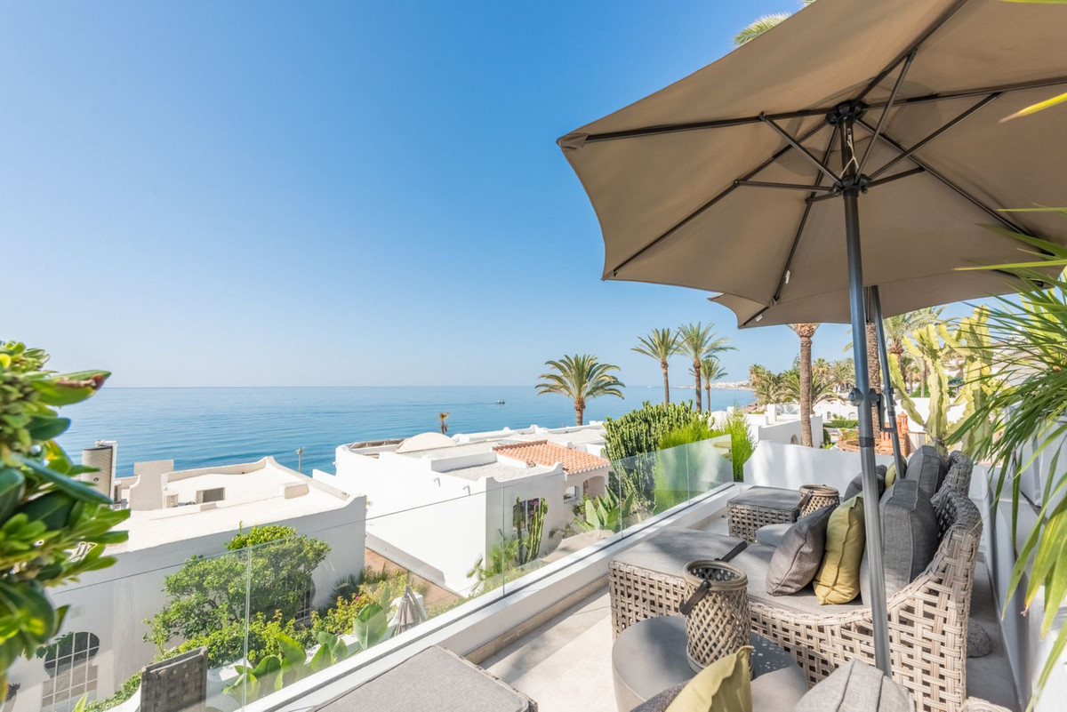 3 Bedroom Townhouse in Marbella - Photo 2
