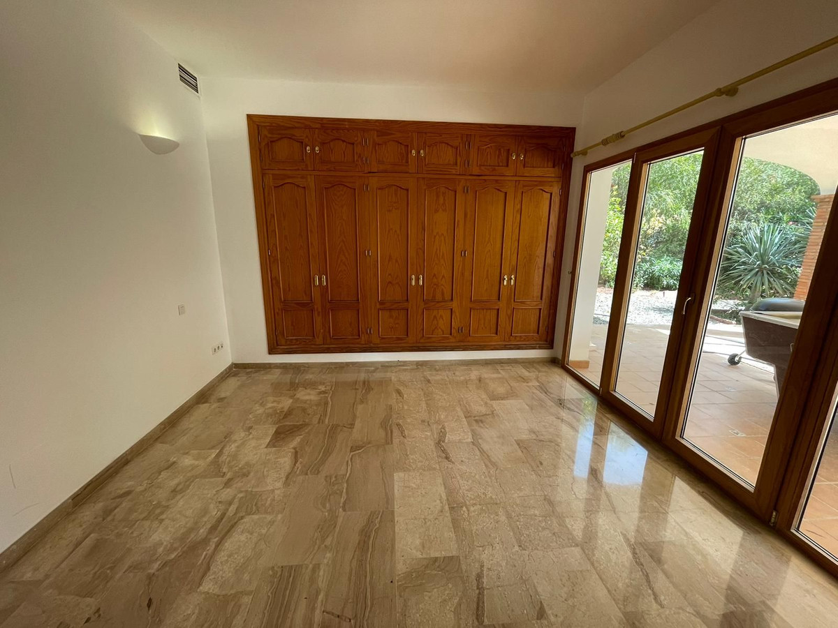 5 Bedroom Villa in Mijas - Photo 40