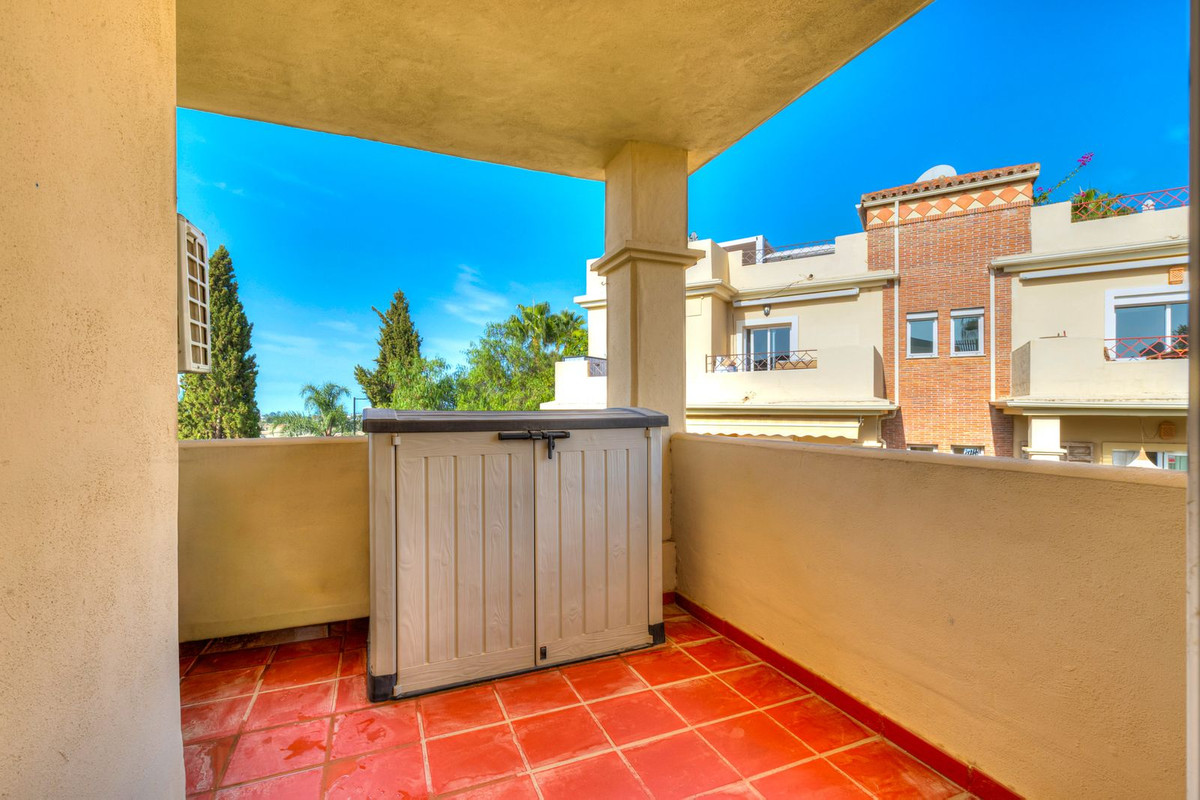 1 Bedroom Apartment in Benahavís - Photo 15